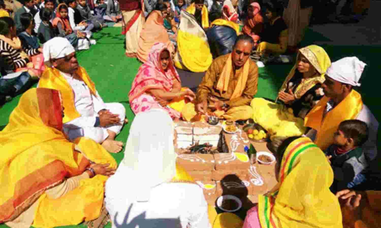 हे शारदे माँ, अज्ञानता से हमें तार देे माँ हे शारदे माँ, अज्ञानता से हमें तार देे माँ