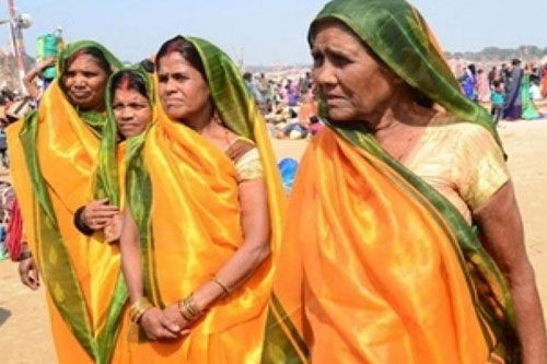 कुंभ 2019 : महिलाओं स्नान के लिए वाटरप्रूफ साड़ी वितरित