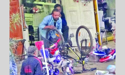 बिजली में लौटे बुरे दिन, शहर से लेकर गांव तक बत्ती गुल रहने से लोग हो रहे परेशान