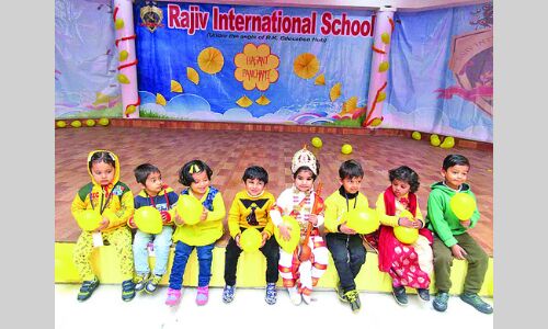 राजीव इंटरनेशनल स्कूल में हर्षोल्लास से मना बसंतोत्सव