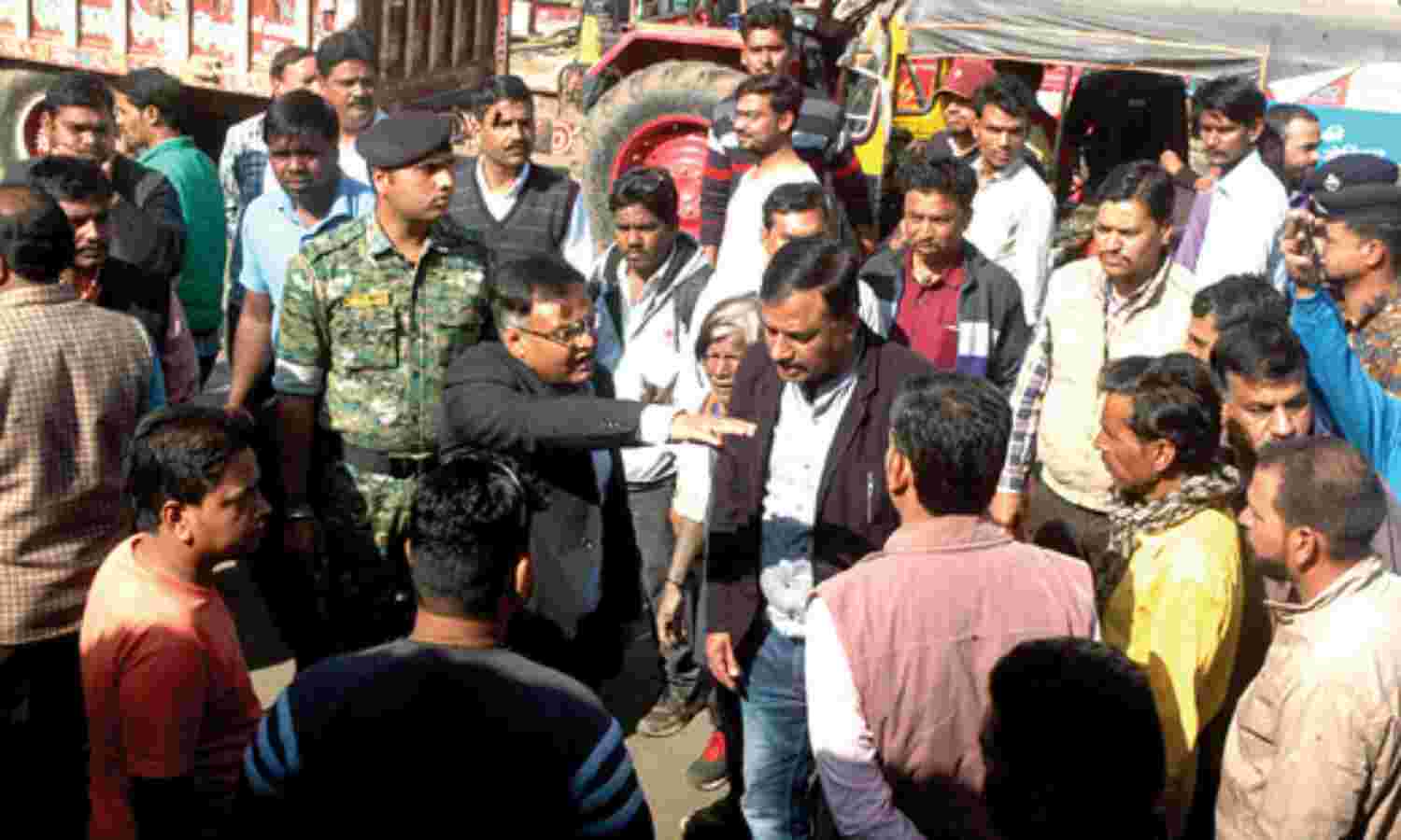 अतिक्रमण हटवाने सडक़ पर उतरे कलेक्टर, एसपी बैंच पर बैठकर अपनी निगरानी में तुड़वाए बेजा कब्जे अतिक्रमण हटवाने सडक़ पर उतरे कलेक्टर, एसपी बैंच पर बैठकर अपनी निगरानी में तुड़वाए बेजा कब्जे