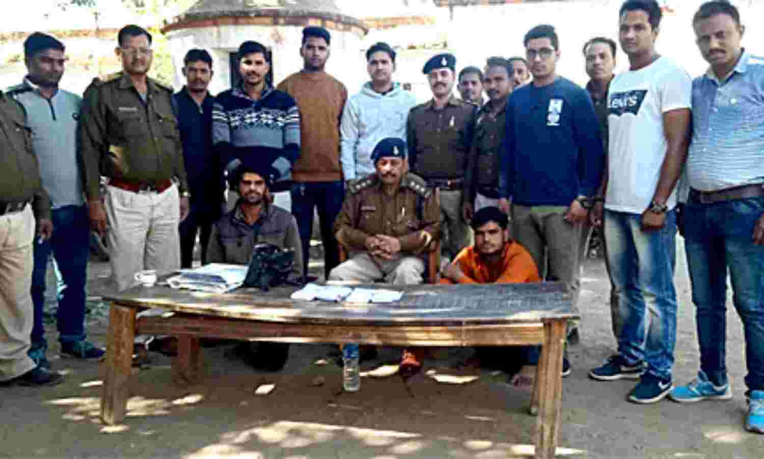 तीन लाख की स्मैक के साथ पकड़े दो सगे भाई तीन लाख की स्मैक के साथ पकड़े दो सगे भाई