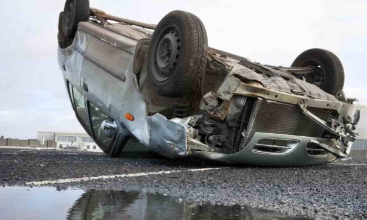 एक्सप्रेस-वे पर टायर फटने से कार पलटी, एक की मौत, चार घायल