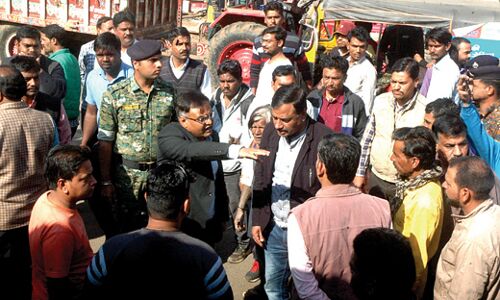 अतिक्रमण हटवाने सडक़ पर उतरे कलेक्टर, एसपी बैंच पर बैठकर अपनी निगरानी में तुड़वाए बेजा कब्जे