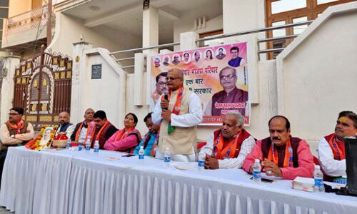 घर घर जा कर परिवार को भाजपा से जोड़ रहे हैं भाजपाई