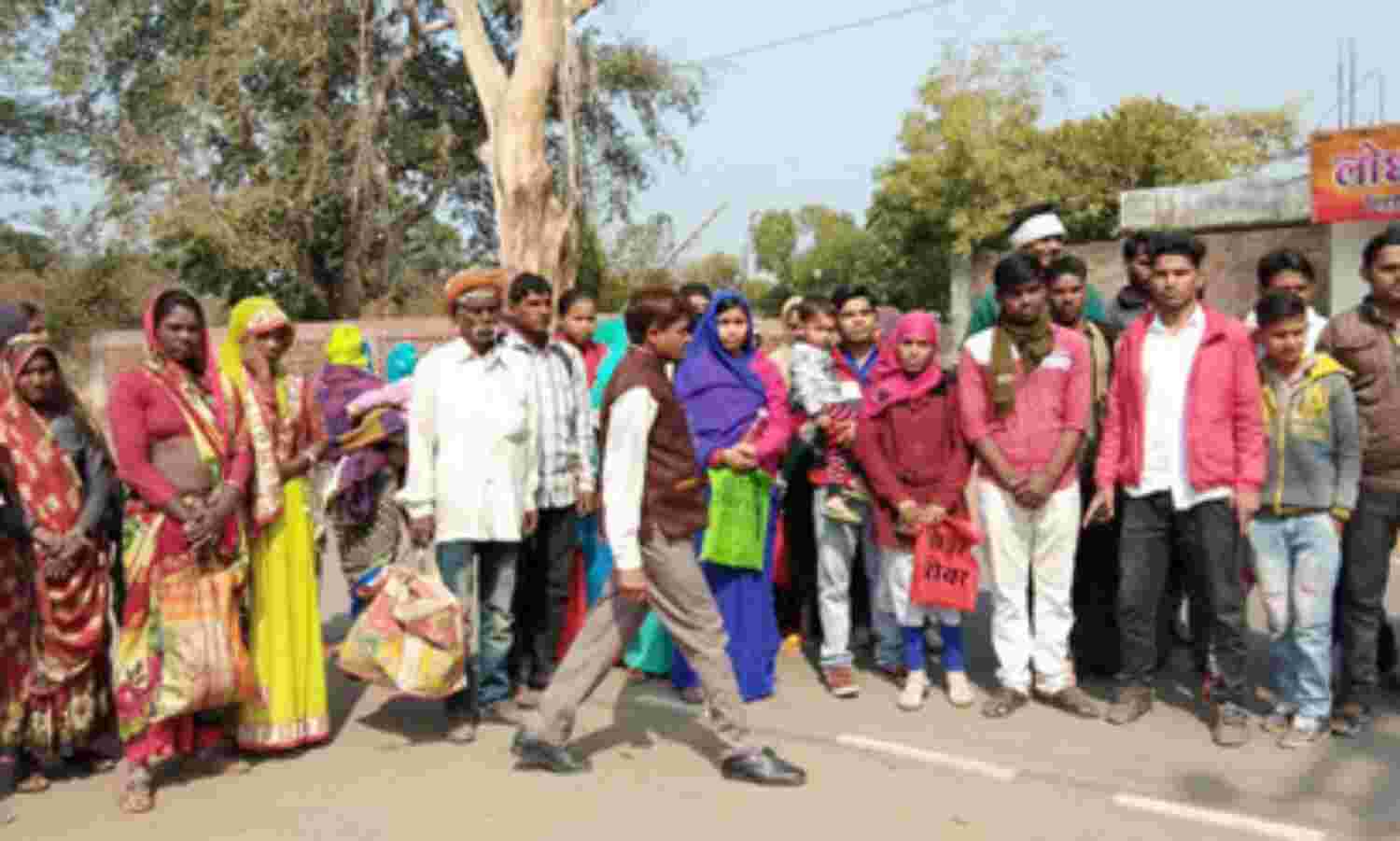 आधार केन्द्र बंद, परेशान ग्रामीणों ने रोका रास्ता आधार केन्द्र बंद, परेशान ग्रामीणों ने रोका रास्ता