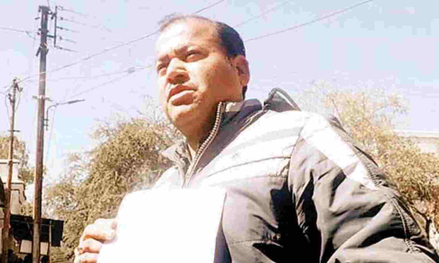 नौकरशाहों ने बना दिया स्वर्गवासी, अब कहता फिर रहा: मैं जिन्दा हूं