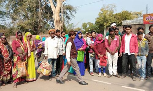 आधार केन्द्र बंद, परेशान ग्रामीणों ने रोका रास्ता