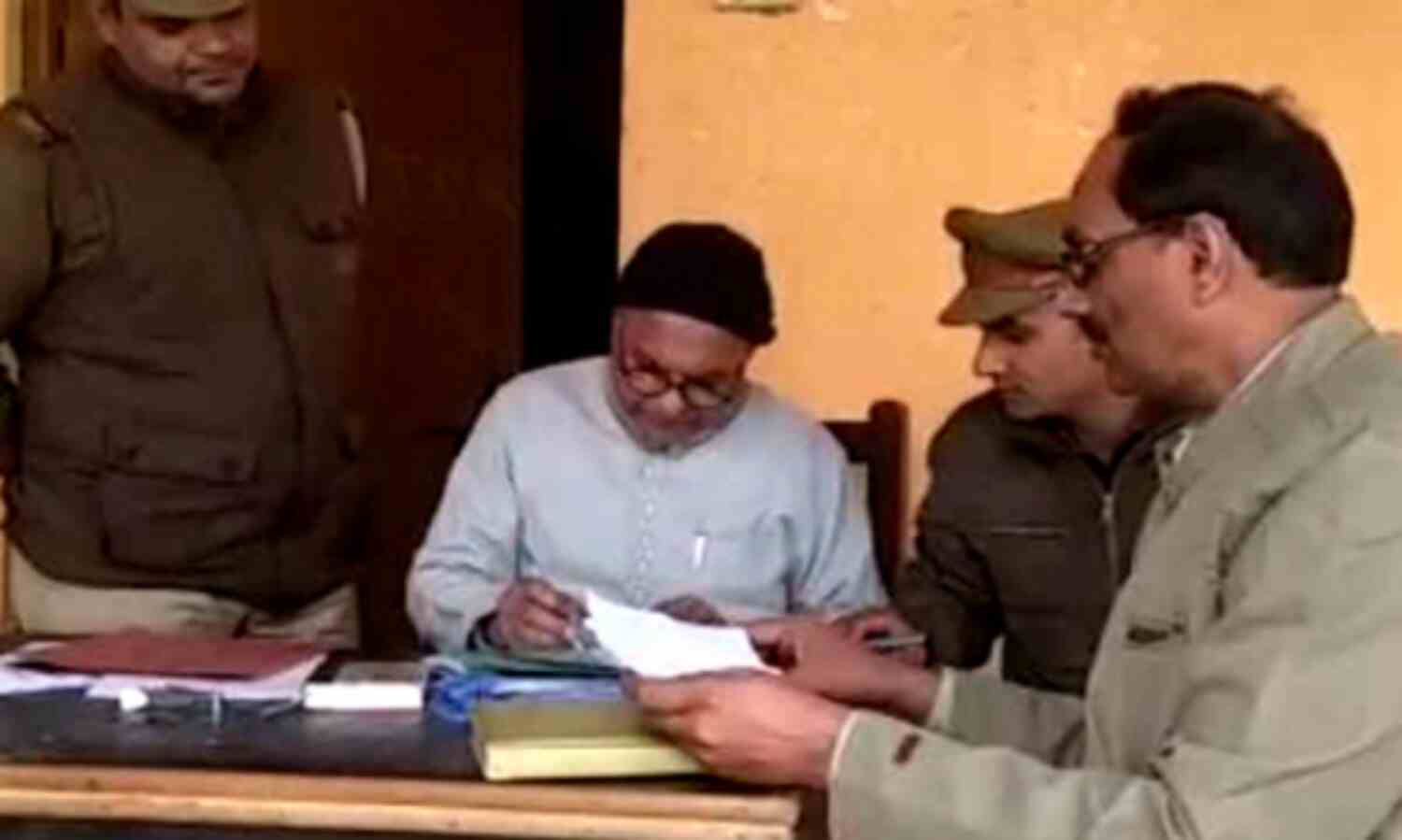 गोकुल के मधुसूदन इंटर कॉलेज पर एसटीएफ का छापा गोकुल के मधुसूदन इंटर कॉलेज पर एसटीएफ का छापा