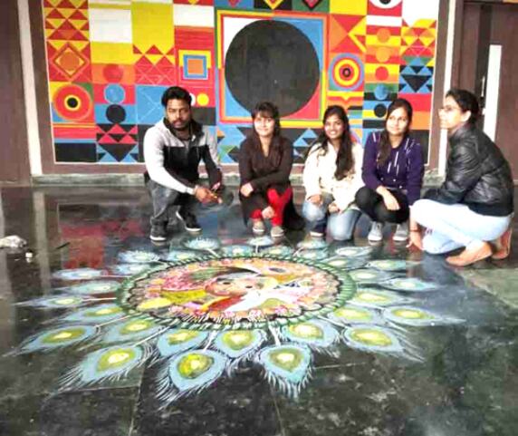 जीएल बजाज के आर्ट फेस्ट में 3-डी रंगोली ने मन मोहा जीएल बजाज के आर्ट फेस्ट में 3-डी रंगोली ने मन मोहा