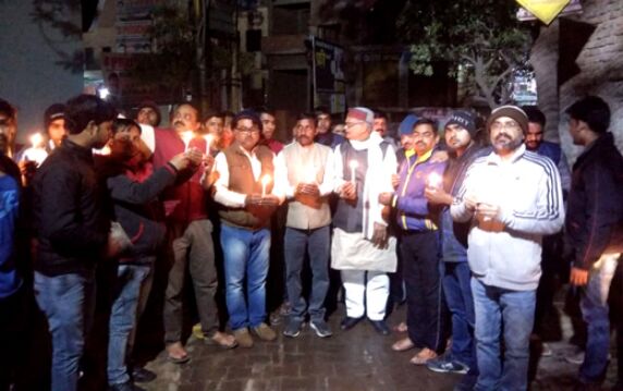 भाजपा ने कैंडल मार्च निकालकर दी पुलवामा में शहीद जवानों को श्रद्धांजलि भाजपा ने कैंडल मार्च निकालकर दी पुलवामा में शहीद जवानों को श्रद्धांजलि
