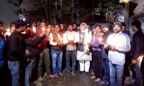 भाजपा ने कैंडल मार्च निकालकर दी पुलवामा में शहीद जवानों को श्रद्धांजलि