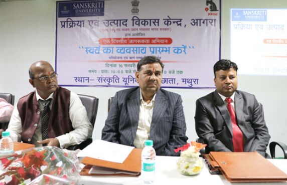 युवा रोजगार प्रदाता बनने का संकल्प लें : सर्वज्ञराम मिश्रा युवा रोजगार प्रदाता बनने का संकल्प लें : सर्वज्ञराम मिश्रा