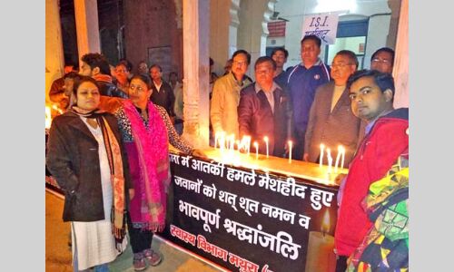 सरकारी चिकित्सकों और कर्मचारियों ने कैंडल मार्च निकाल शहीदों को किया नमन