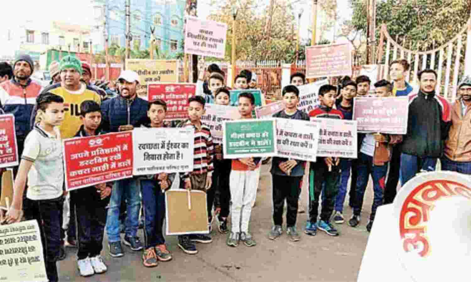 दौड़ से दिया स्वच्छता का संदेश, कचरा भी उठाया