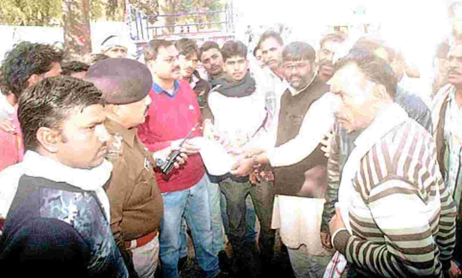 पानी को लेकर घेरा कलेक्टर निवास