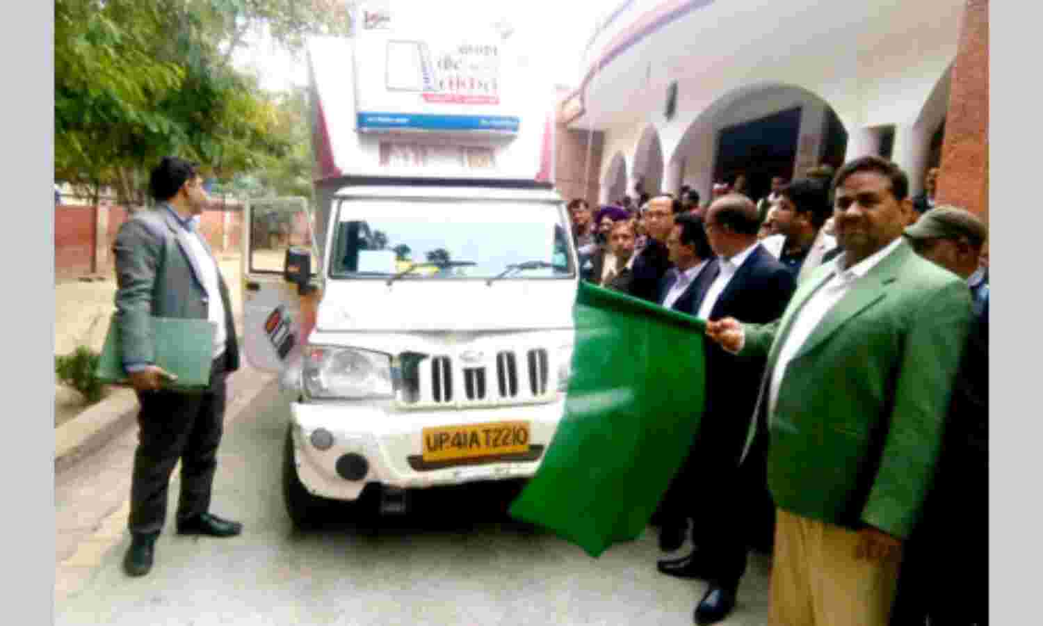 जिलाधिकारी ने जनजागरूकता हेतु दो एलईडी वैन को हरी झंडी दिखायी