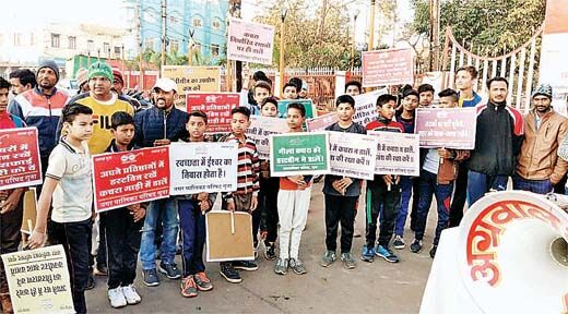 दौड़ से दिया स्वच्छता का संदेश, कचरा भी उठाया