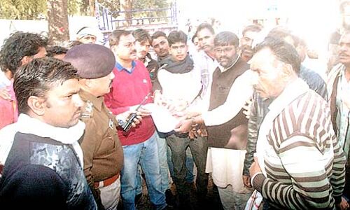 पानी को लेकर घेरा कलेक्टर निवास