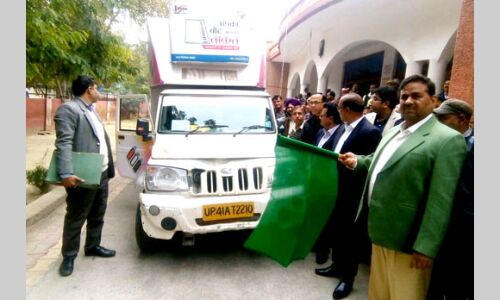 जिलाधिकारी ने जनजागरूकता हेतु दो एलईडी वैन को हरी झंडी दिखायी