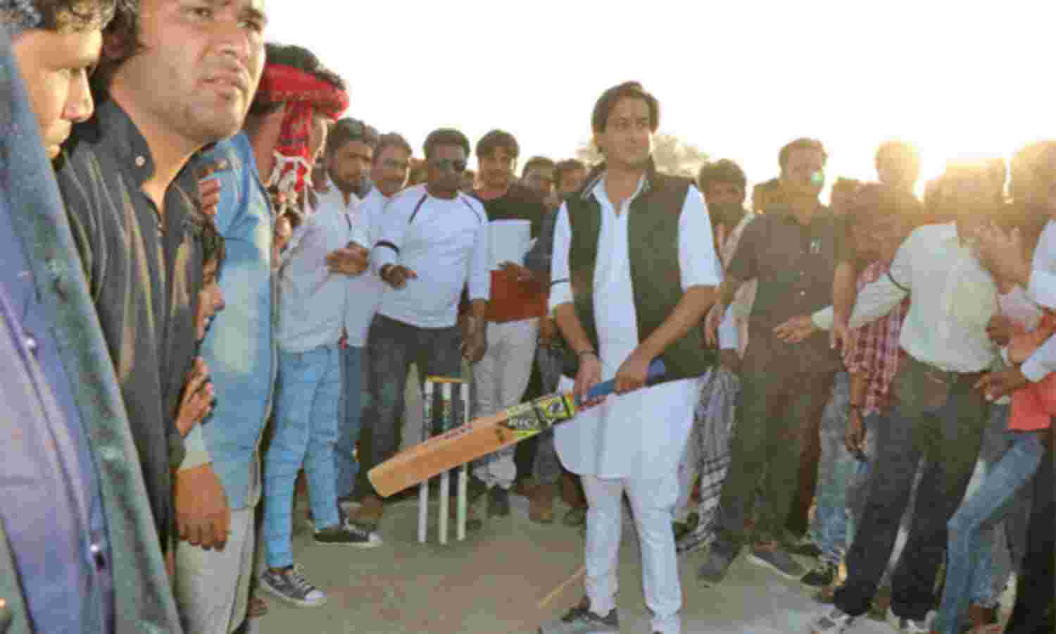 जयवर्धन ने खेली क्रिकेट, स्टेडियम की दी सौगात