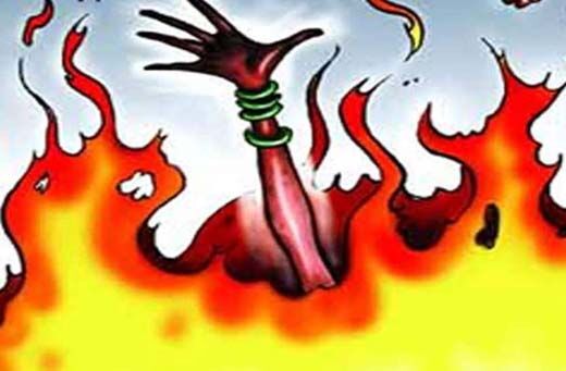 पत्नी बच्चों सहित मजदूर ने मिट्टी का तेल डालकर किया आग लगाने का प्रयास