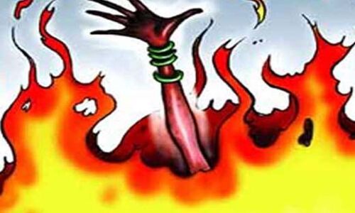 पत्नी बच्चों सहित मजदूर ने मिट्टी का तेल डालकर किया आग लगाने का प्रयास