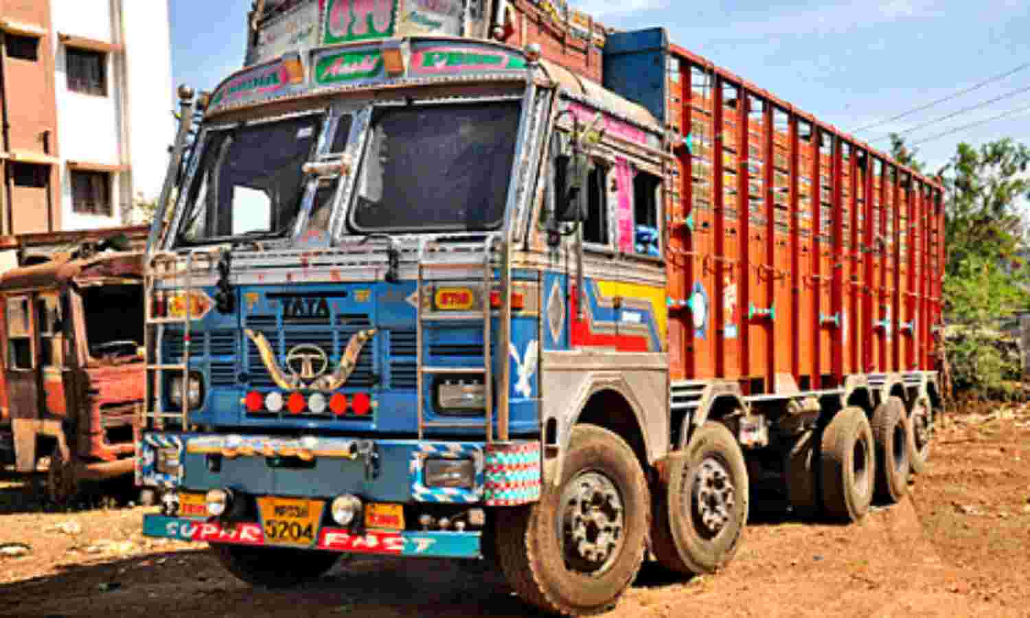 ट्रक में ठूंस-ठूंस कर भरे गए थे बकरे, जब्त