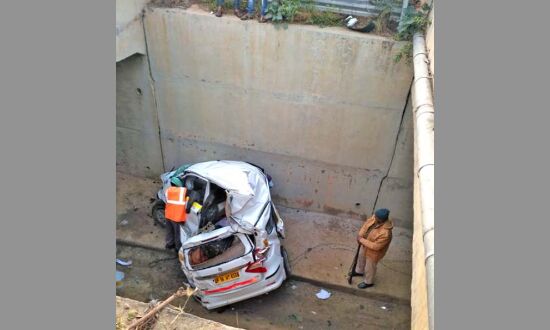 यमुना एक्सप्रेस वे के अंडरपास में गिरी अनियंत्रित कार, सास-बहू की मौत