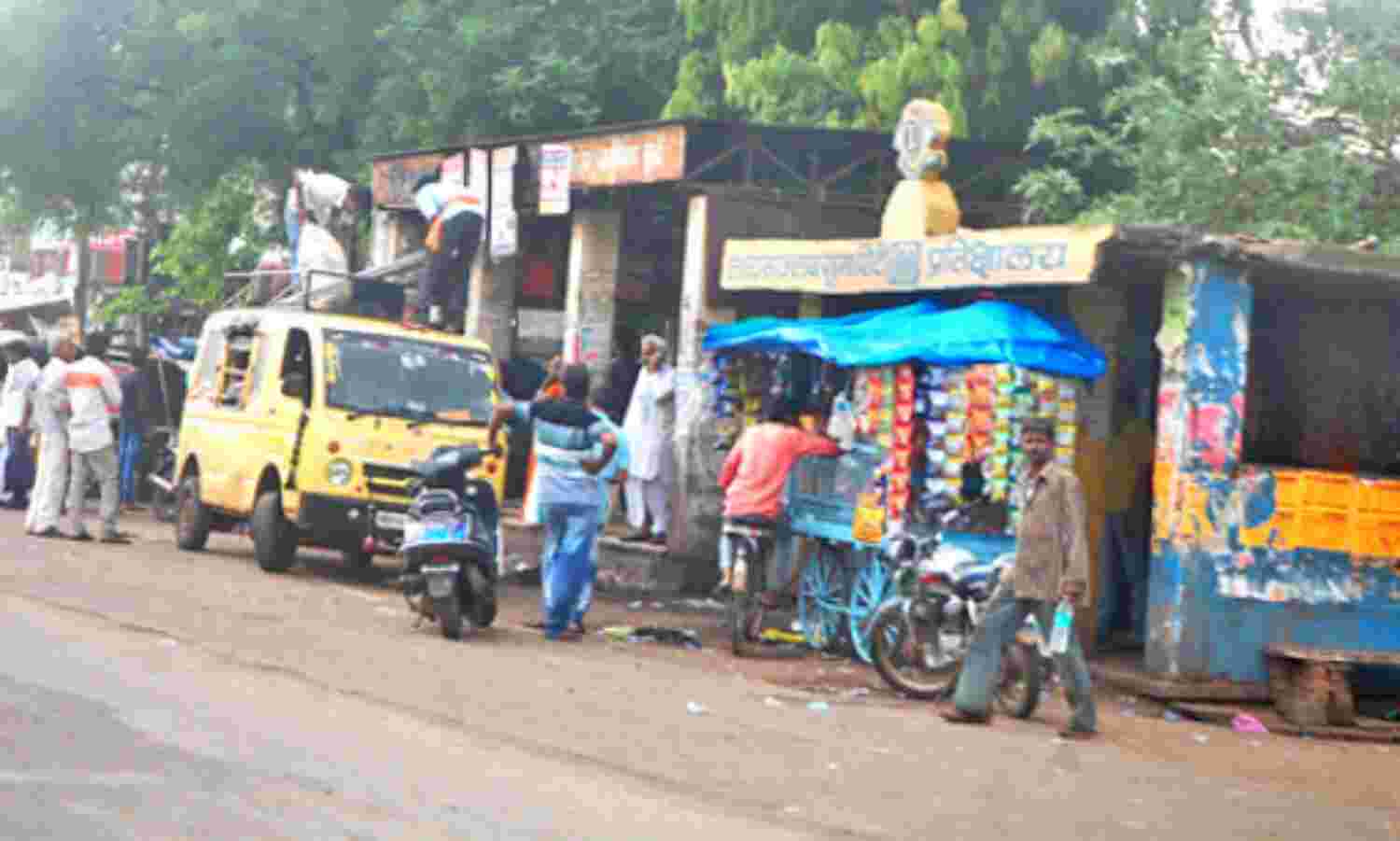 सूत्र बस सेवा के नहीं मिल रहे सूत्र, बस संचालक और निजी बस संचालक हो रहे आमने-सामने