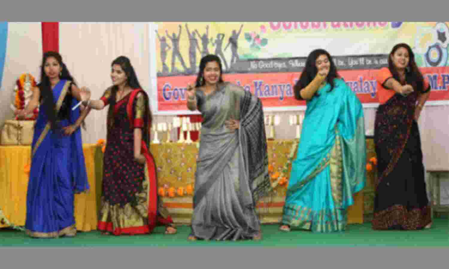 नाच, गाकर दी उत्साह से विदाई