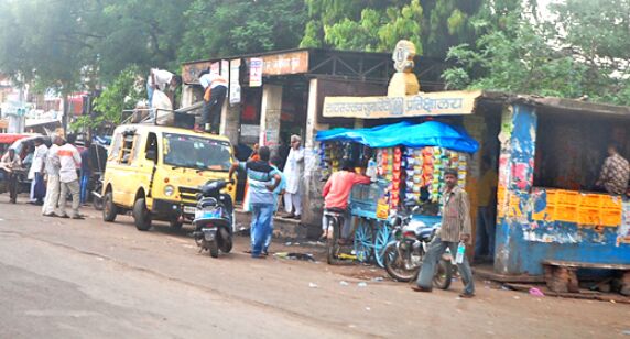 सूत्र बस सेवा के नहीं मिल रहे सूत्र, बस संचालक और निजी बस संचालक हो रहे आमने-सामने