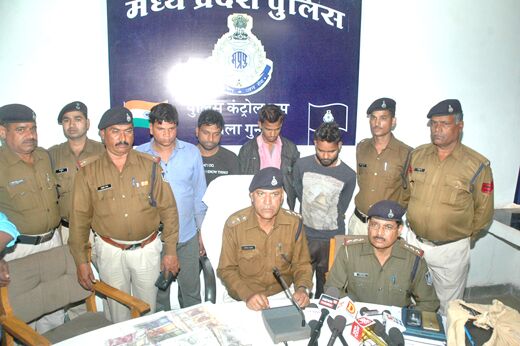 मशीन सहित ढाई लाख के नकली नोट जब्त मशीन सहित ढाई लाख के नकली नोट जब्त