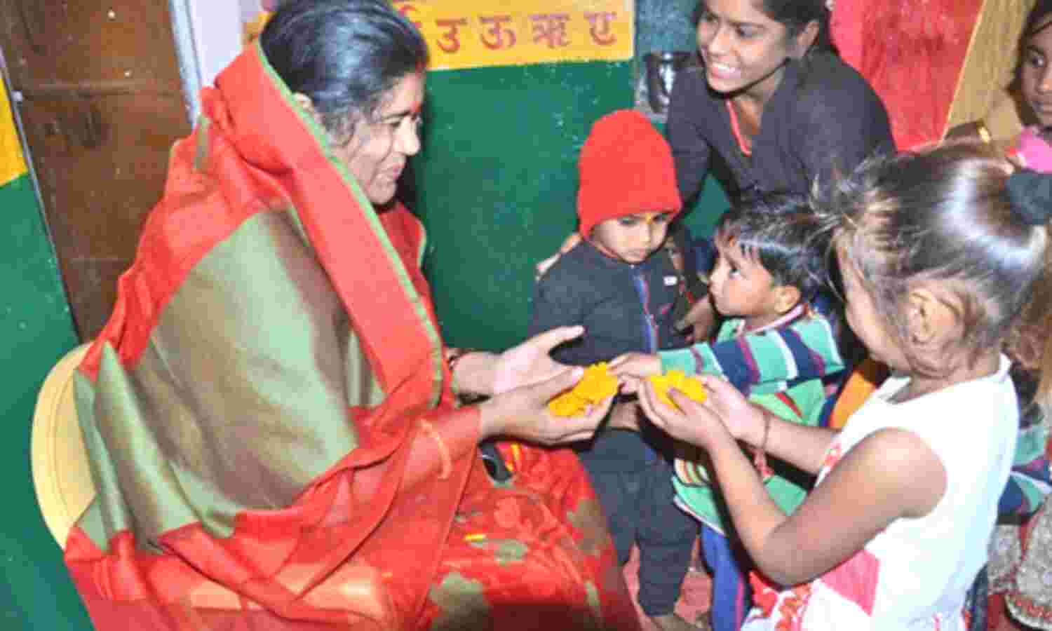 प्रभारी मंत्री ने किया आंगनबाडिय़ों का निरीक्षण, बच्चें को दुलारा