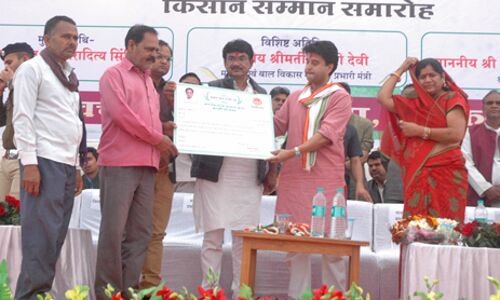 सरकार बनी तो देश में कर्ज माफी: सिंधिया