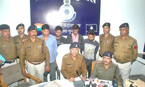 मशीन सहित ढाई लाख के नकली नोट जब्त