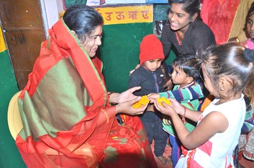 प्रभारी मंत्री ने किया आंगनबाडिय़ों का निरीक्षण, बच्चें को दुलारा