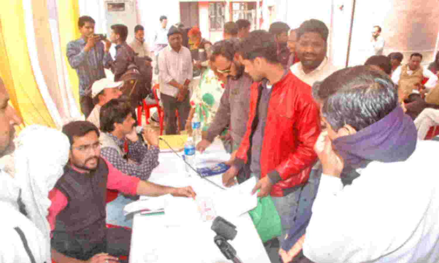 अपने घर का सपना लेकर नगर पालिका पहुँचे लोग, भरे आवेदन