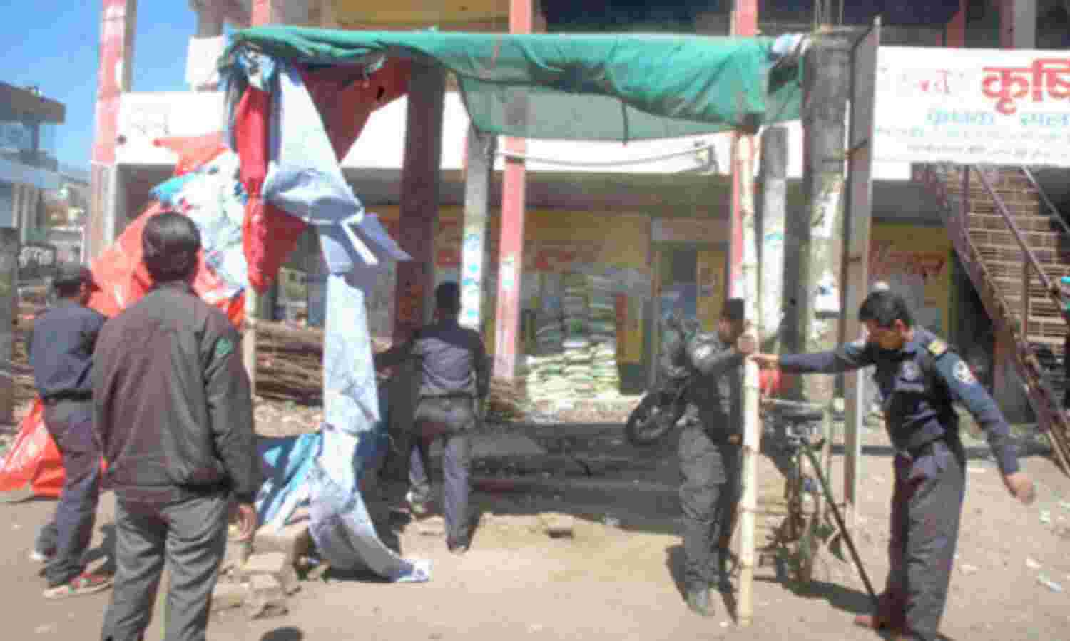 व्यापारियों ने सिंधिया से की थी गदंगी की शिकायत जेसीबी लेकर कब्जे हटाने पहुंच गया मंडी प्रशासन व्यापारियों ने सिंधिया से की थी गदंगी की शिकायत जेसीबी लेकर कब्जे हटाने पहुंच गया मंडी प्रशासन