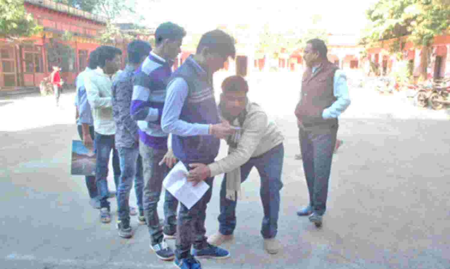 कड़ी सुरक्षा में शुरु हुआ परीक्षा का महाकुंभ