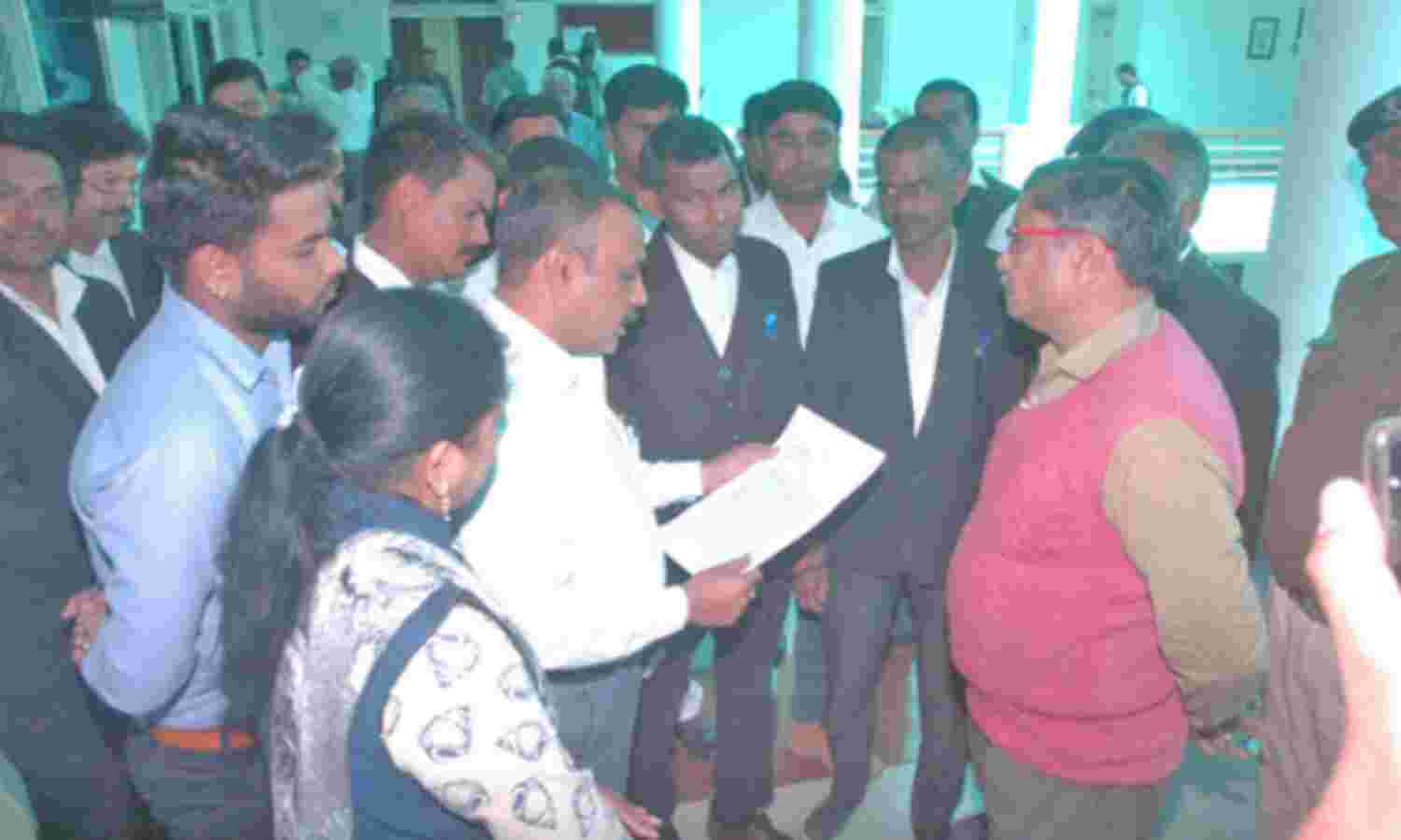 सेवा के नाम पर शहर में अराजकता फैला रहा है गिरोह