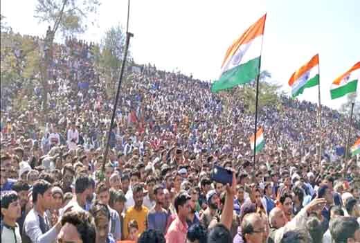शहीद पंकज को अंतिम सलामी देने के लिए उमड़े लोग, डेढ़ साल के बेटे ने दी मुखाग्नि