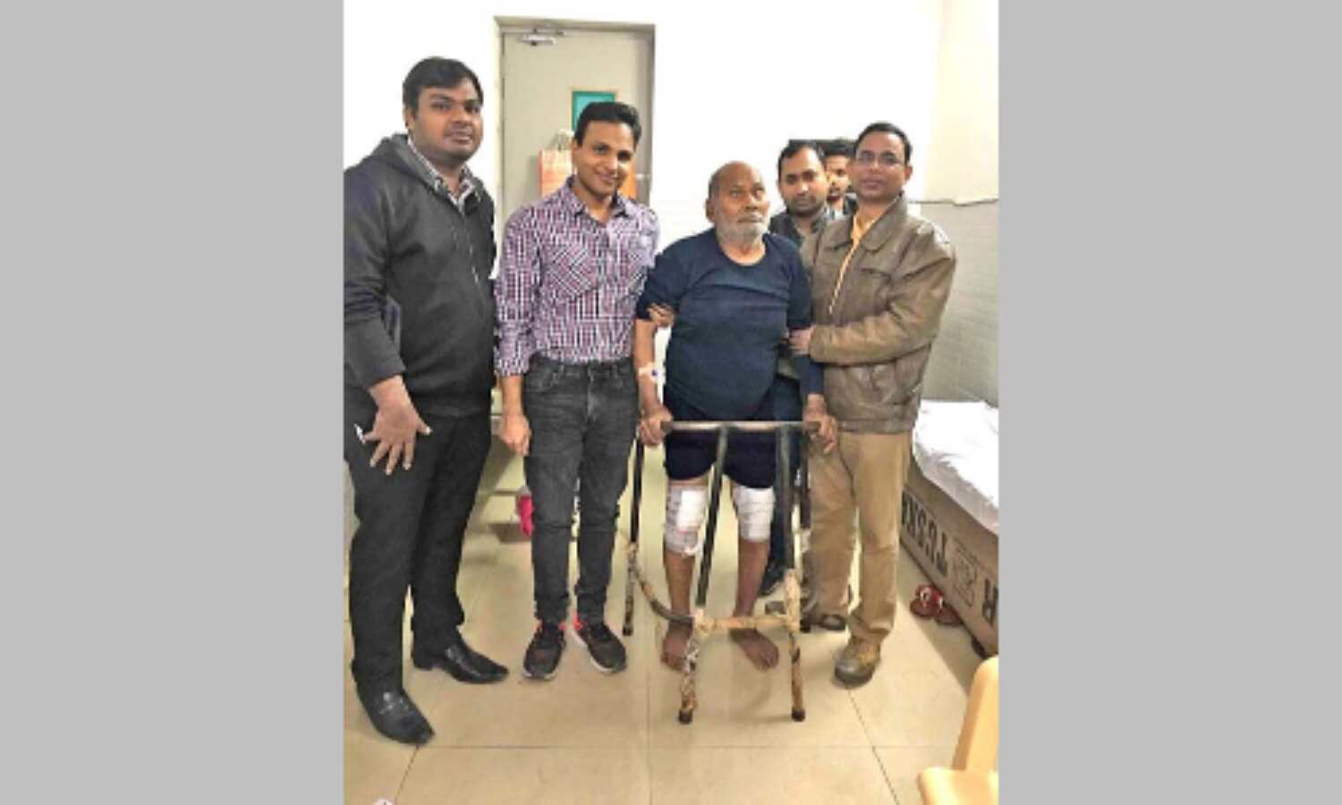 केडी हास्पीटल में घुटनों का टेड़ापन ठीक कर मेवाराम को चलाया