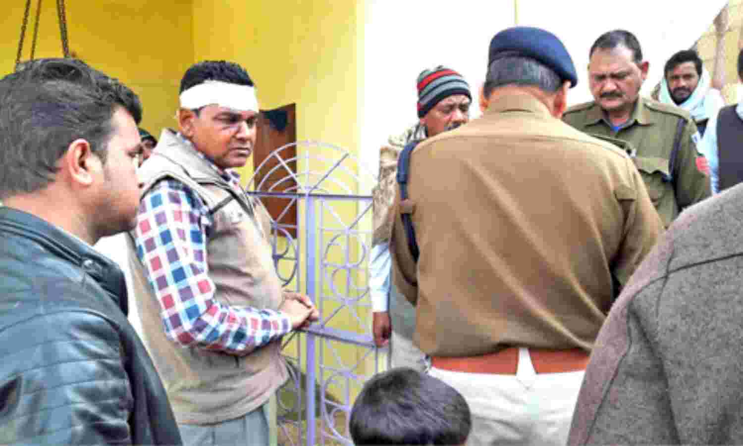 परिजनों को बंधक बनाकर डाली डकैती