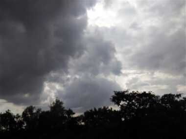 दिन भर छाए रहे बादल, रात को हुई बूदांबांदी, तापमान बढ़ा