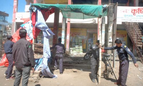 व्यापारियों ने सिंधिया से की थी गदंगी की शिकायत जेसीबी लेकर कब्जे हटाने पहुंच गया मंडी प्रशासन