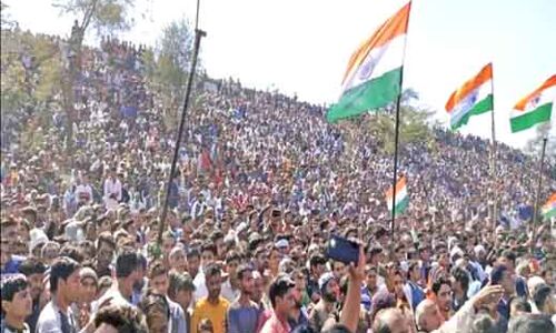 शहीद पंकज को अंतिम सलामी देने के लिए उमड़े लोग, डेढ़ साल के बेटे ने दी मुखाग्नि