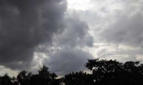 दिन भर छाए रहे बादल, रात को हुई बूदांबांदी, तापमान बढ़ा