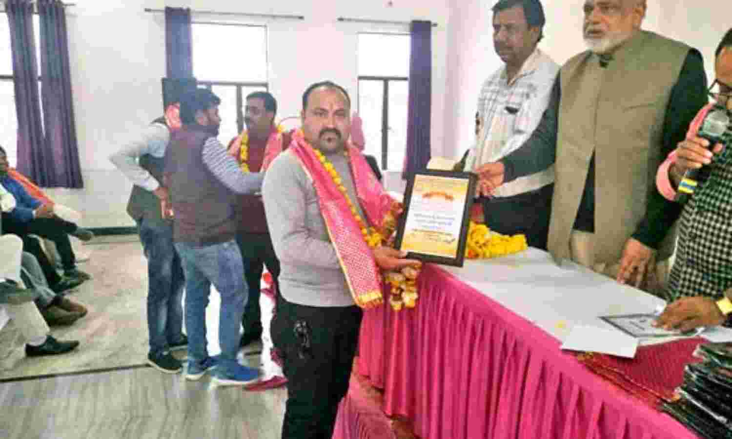 अखिल भारतीय वैश्य एकता परिषद मथुरा इकाई को आगरा में किया सम्मानित