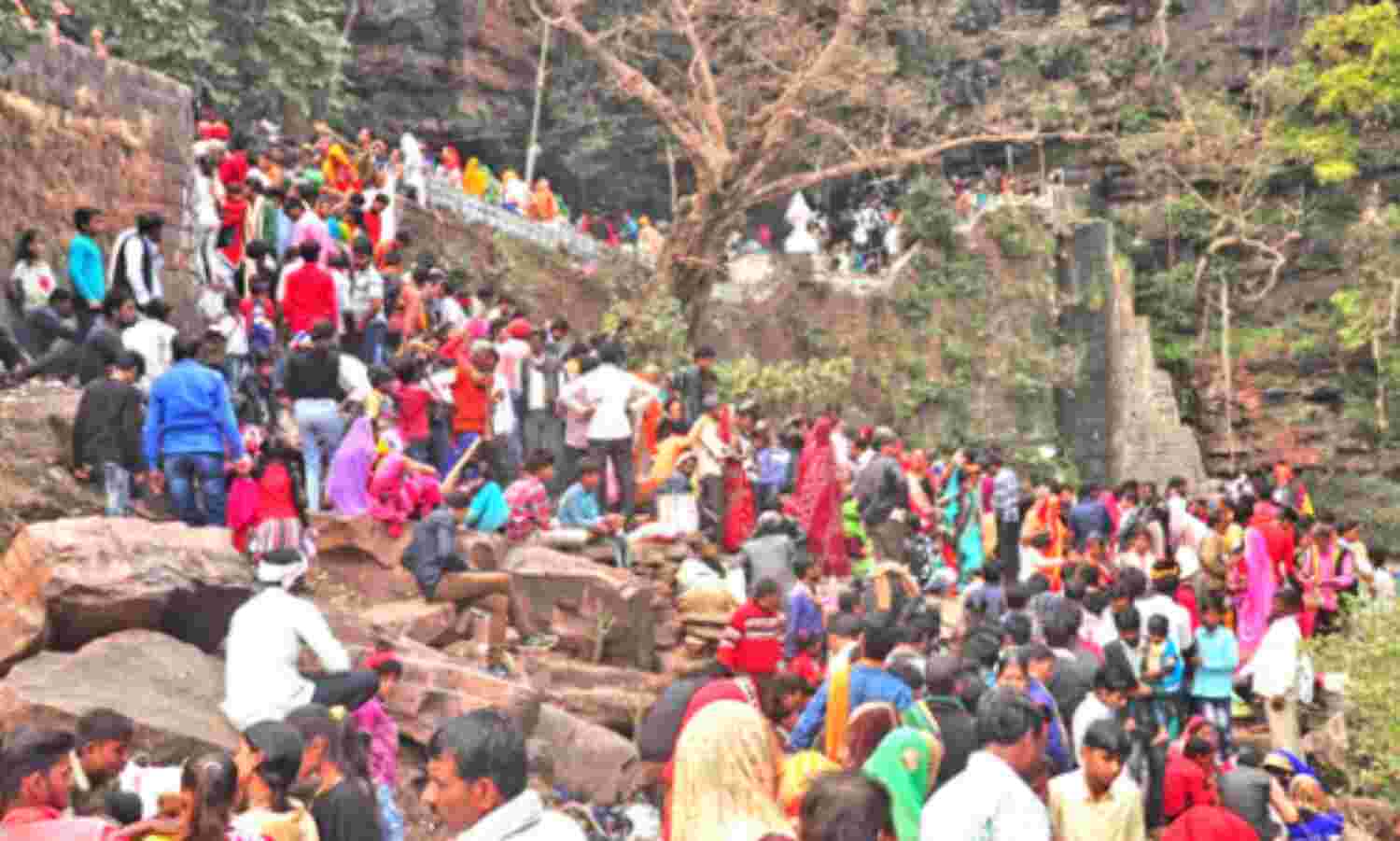 भस्म से श्रंगार कर पहन सर्पों की माला, नंदी पर सवार होकर दुल्हा बन निकले भोला